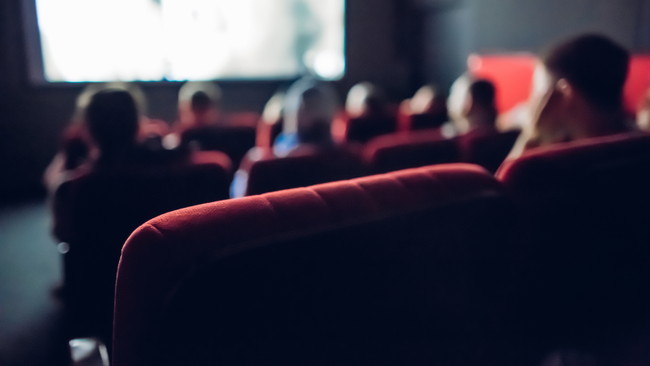 映画鑑賞する人々