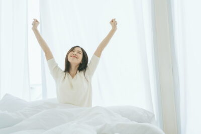 背中を伸ばす女性