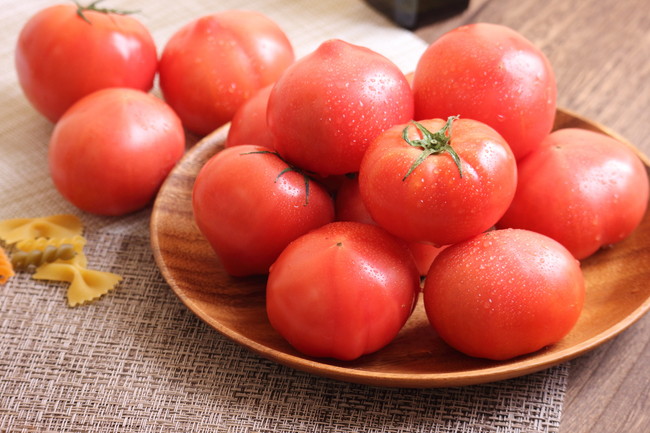 皿に乗った新鮮なトマト