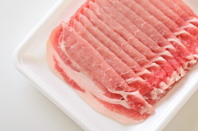 白いトレイに入った豚肉
