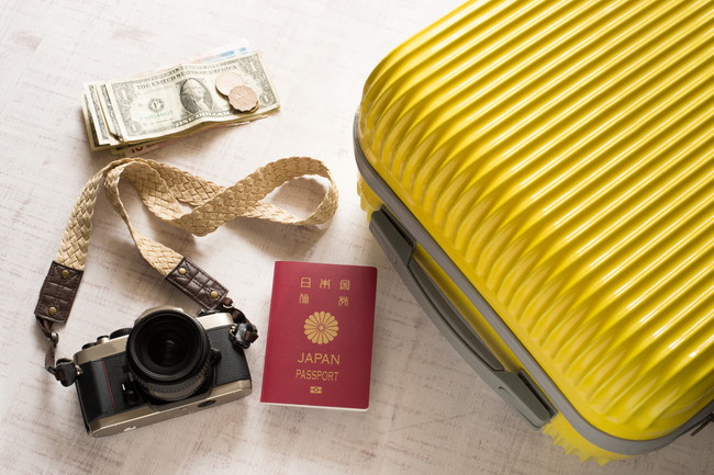 スーツケースとカメラなど旅の準備