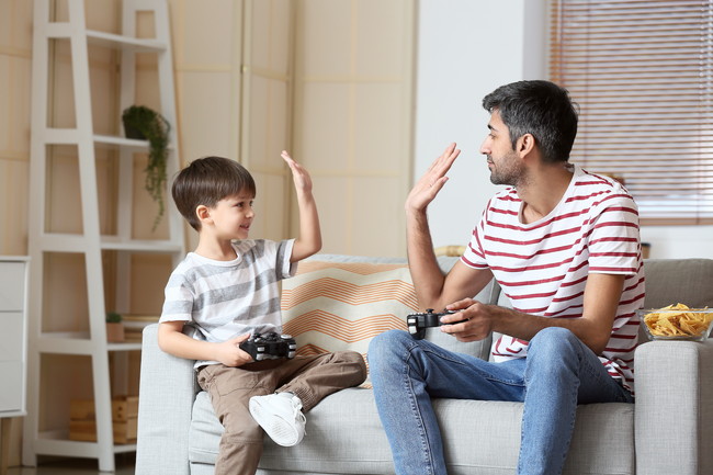 テレビゲームを楽しむ父と息子