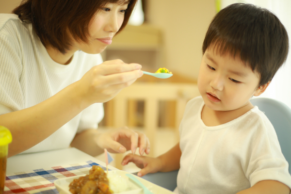 嫌がってごはんを食べない男の子