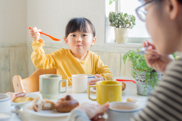 美味しそうにごはんを食べる女の子