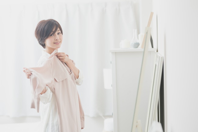洋服選びを楽しむ女性