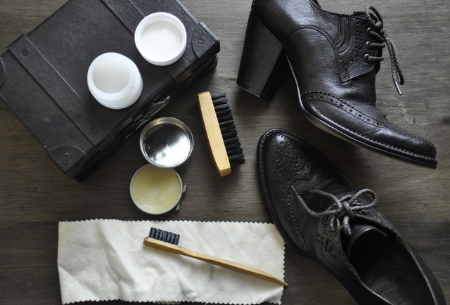 革靴と靴磨きアイテム