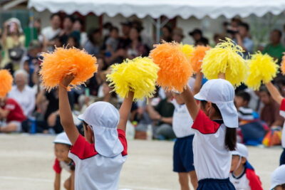 運動会応援している幼稚園の子供達