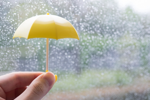 黄色い傘と雨の日のイメージ