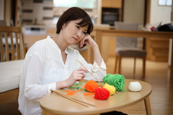 編み物に飽きた女性