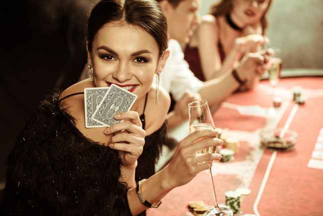 カードをする女性