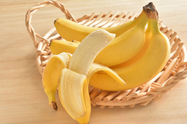 かごに盛られたバナナ