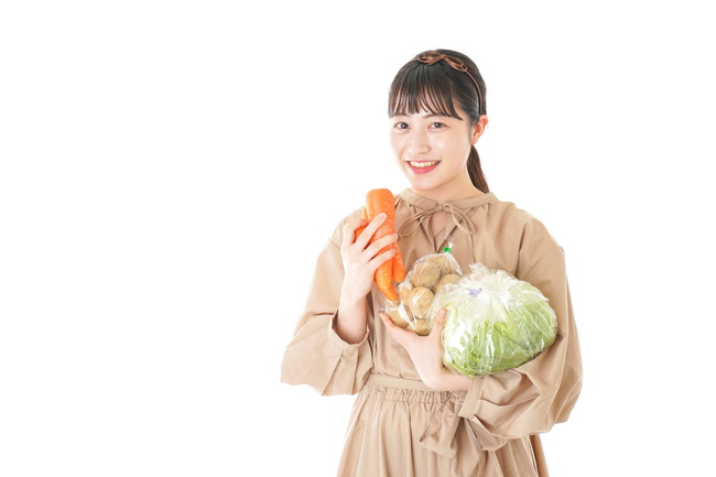 野菜を持つ女性