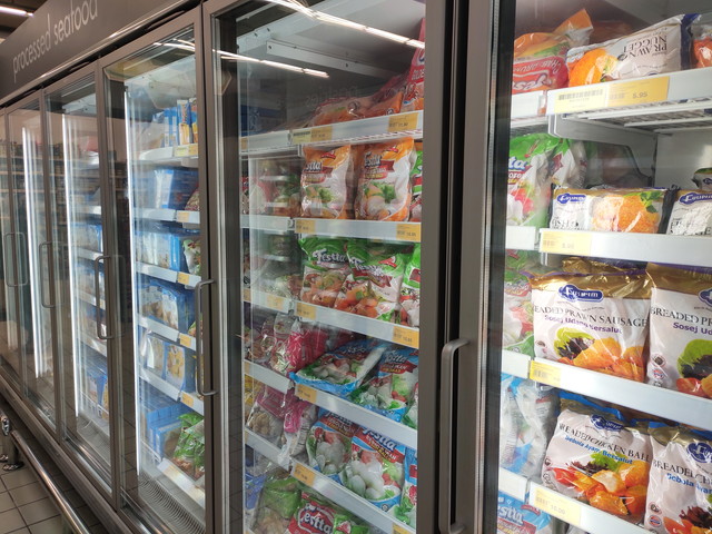 スーパーの冷凍食品売り場