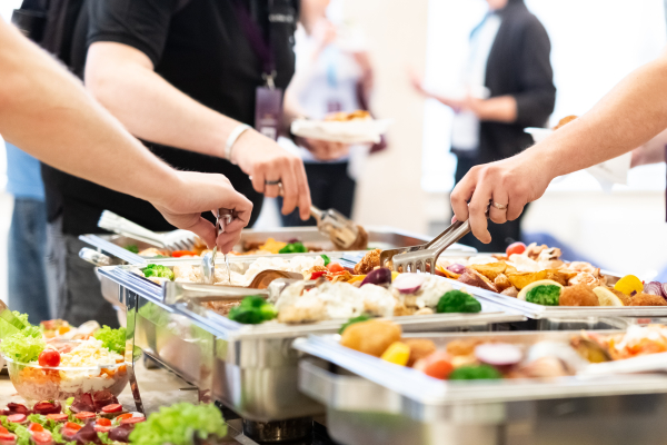 ビュッフェの料理を取ろうとしている人々の手