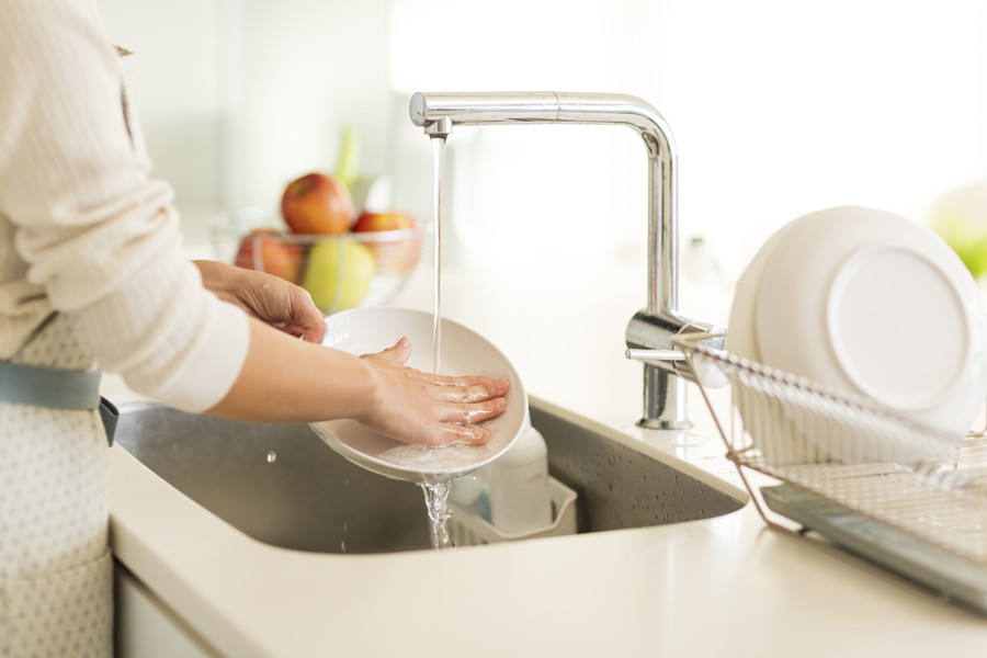 食器洗いをしている女性