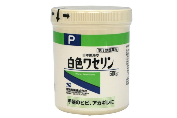 ワセリンを顔に塗って寝るのは保湿効果になる 使い方と注意点 シュフーズ