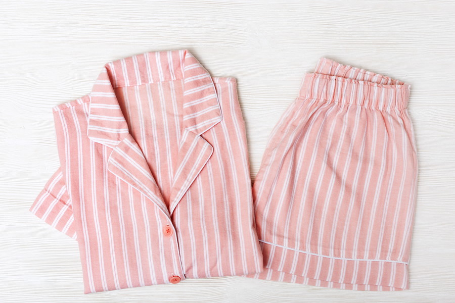 ピンクと白のストライプ柄のパジャマ