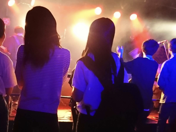 ライブ会場にきている女性ふたりの後ろ姿