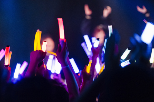 ライブ会場で降られているサイリウム
