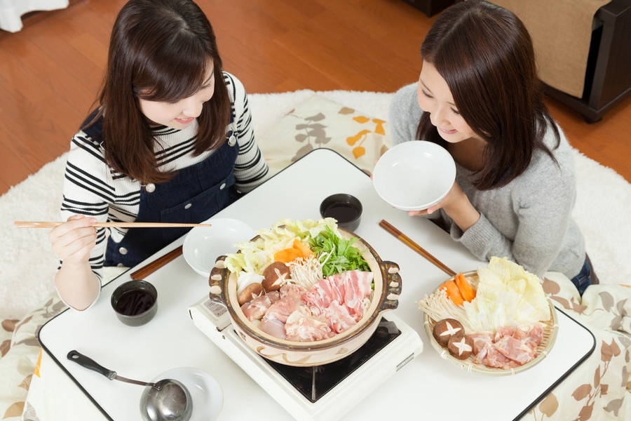 鍋を食べている2人の女性