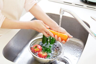 野菜を洗っている女性