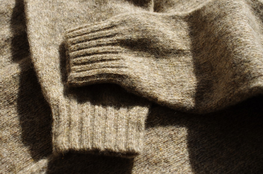 ウールセーターの袖口
