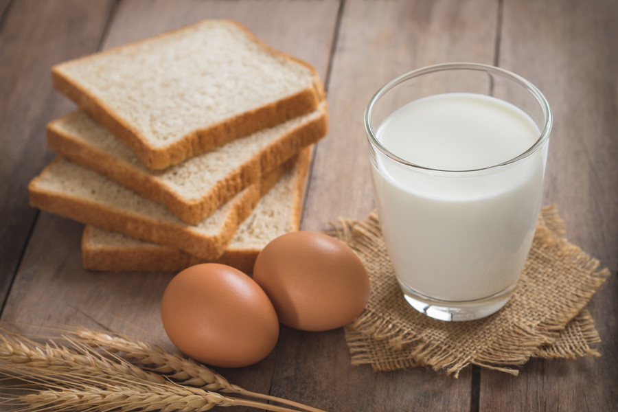 食パンと卵と牛乳