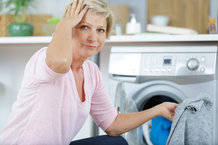 洗濯機で洗濯をする女性