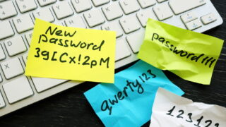 パソコンのキーボードとパスワードのメモ書き