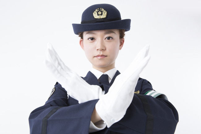 制止する女性警官