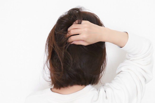 髪をかき上げる女性