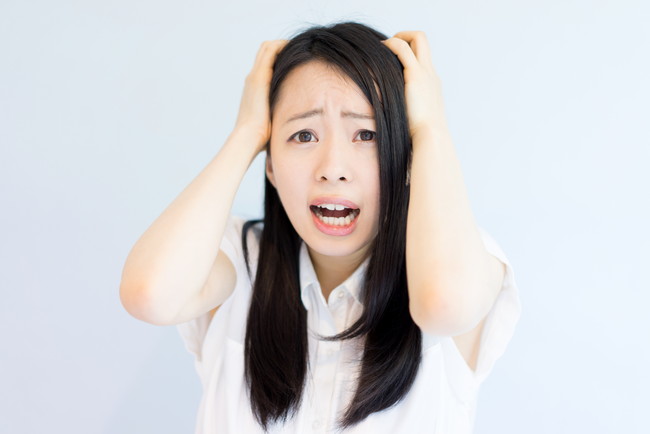 頭を抱えた女性