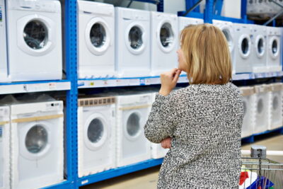 家電量販店で洗濯機を選ぶ女性