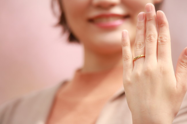 指輪を見せる女性