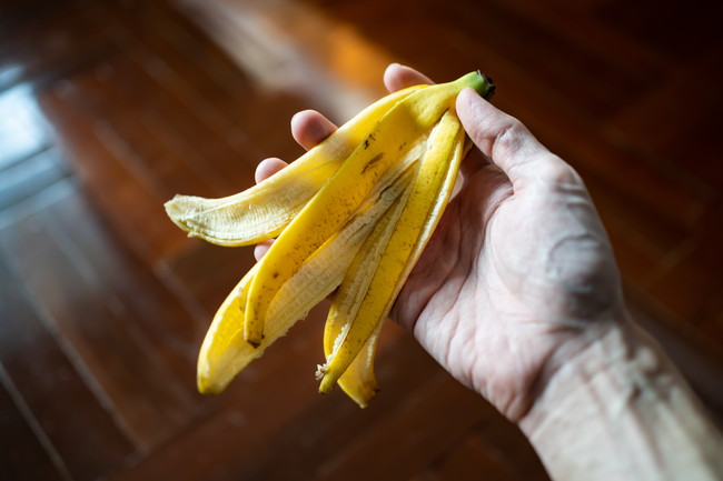 バナナの皮を持つ手