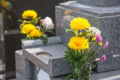 お墓と花