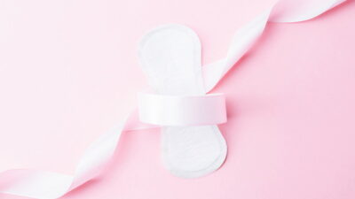 ピンク背景と生理用ナプキン