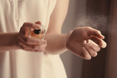 手首に香水をつける女性