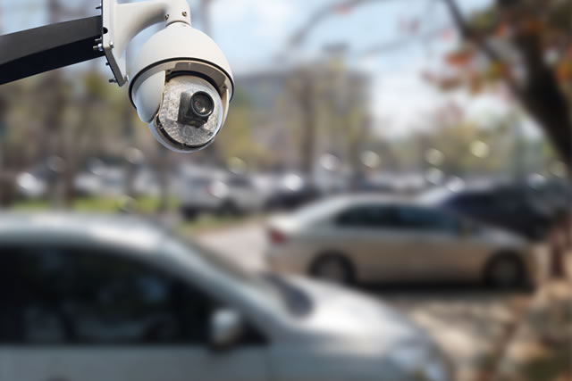防犯カメラで駐車場を監視する