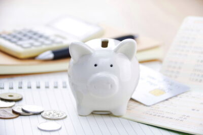豚の貯金箱と貯金のイメージ