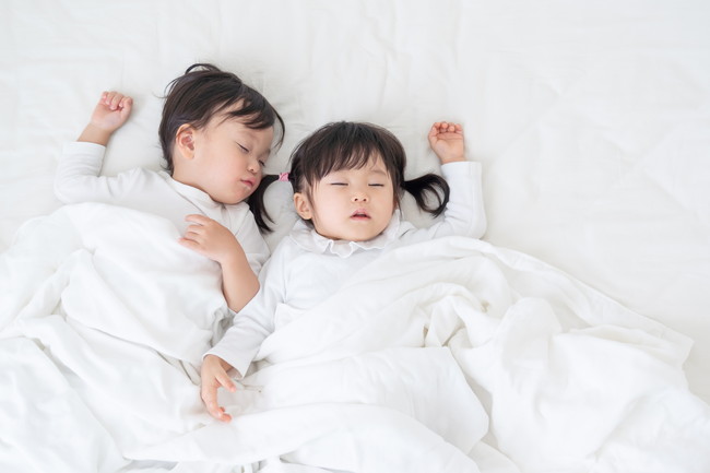 眠る子どもたち