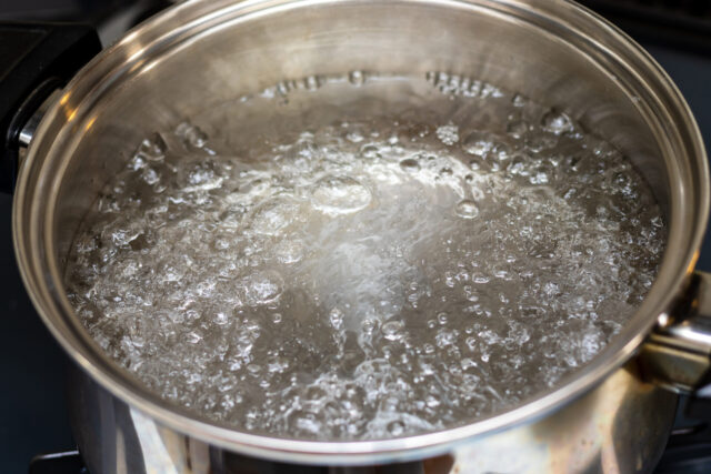 金属鍋の中で激しく沸騰する水