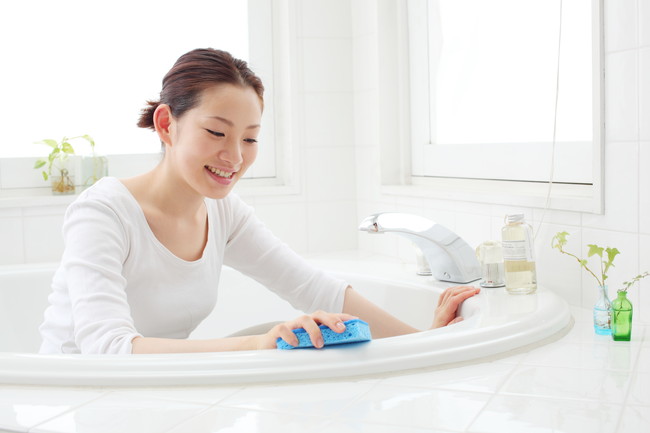 浴槽を掃除する女性