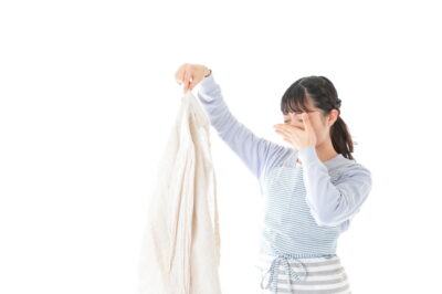 洗濯物をつまむ女性