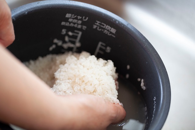 炊飯器の内釜でお米をとぐ