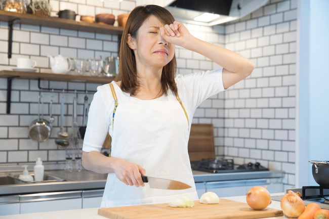 玉ねぎを切るときに泣くのを防ぐにはどうすればよいですか?