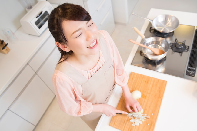 たまねぎが目に沁みる様子