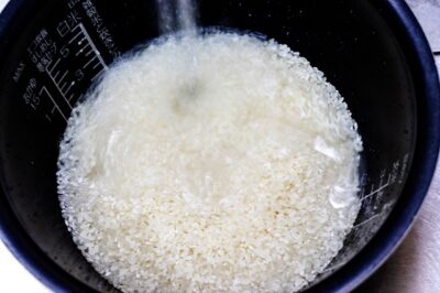 お米を水で洗う