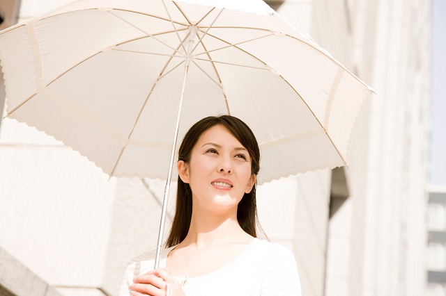 日傘をさす女性