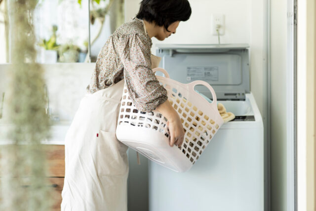 洗濯カゴを持つ女性